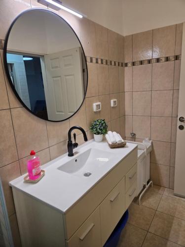 a bathroom with a sink and a mirror at Pina BaGilboa in Bet Alfa