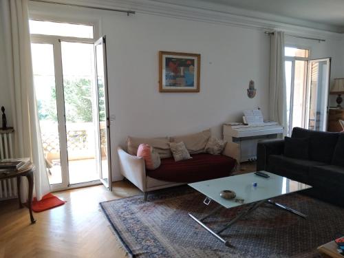 Posezení v ubytování Beautiful Villa with large pool and garden 20 mn from Nice