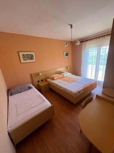 Ένα ή περισσότερα κρεβάτια σε δωμάτιο στο Apartments&Rooms Pahljina