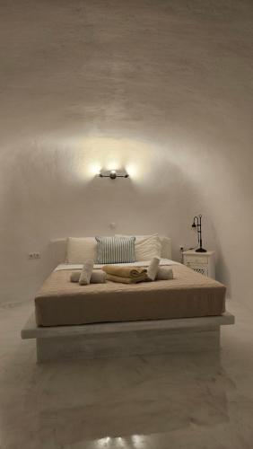 a bed in a white room with at Kalitsi Canaves in Vóthon