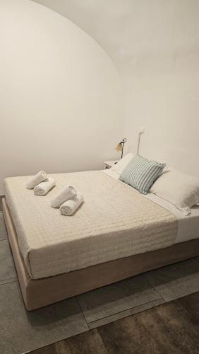 a white bed with two towels on top of it at Kalitsi Canaves in Vóthon