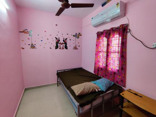 Ένα ή περισσότερα κρεβάτια σε δωμάτιο στο Fullmoon Homestay