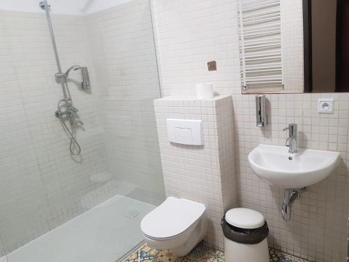 a bathroom with a shower and a toilet and a sink at Villa Tropico śniadanie i obiadokolacja in Pobierowo