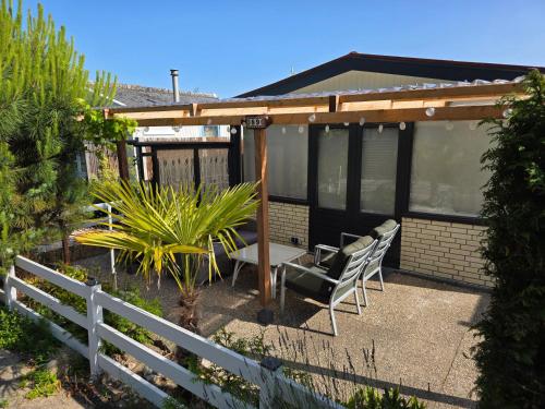 Taman di luar Lazy cabin near Hoek van Holland beach
