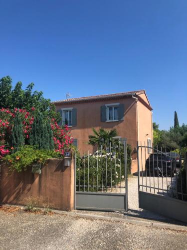 Photo de la galerie de l'établissement Confortable Villa with pool 4BR 6-8 people, à Montélimar