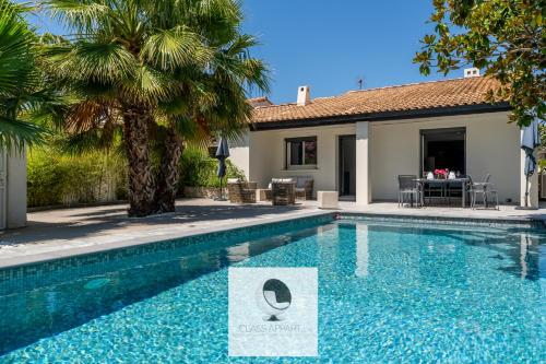 une piscine devant une maison dans l'établissement Superbe villa climatisée avec parking et piscine, à Pérols