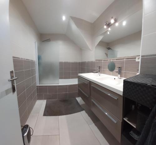 une salle de bain avec un lavabo et une douche dans l'établissement Al nostre lloc, à Saleilles