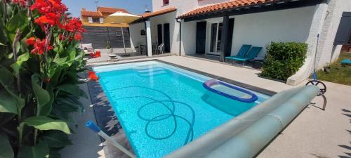 - une piscine avec toboggan dans la cour dans l'établissement Al nostre lloc, à Saleilles