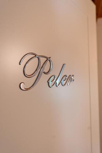 a sign for the word echo on a wall at 4 Elementi Relais B&B Lonato del Garda in Lonato del Garda