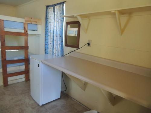 una habitación con un gran mostrador y un estante en O'Connell's RV Campground Studio Cabin 1, en Inlet
