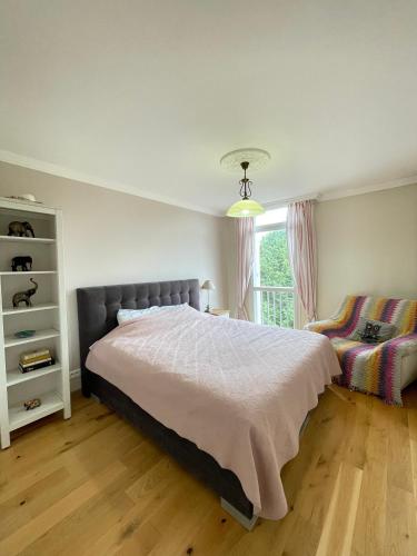 une chambre avec un grand lit et une fenêtre dans l'établissement Bel & Grand Appartement proche du centre, à Compiègne