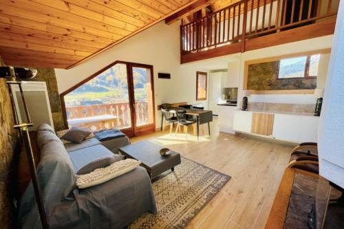 un salon avec un canapé et une table dans l'établissement Nice apartment with 2 balconies and view, à La Salle Les Alpes