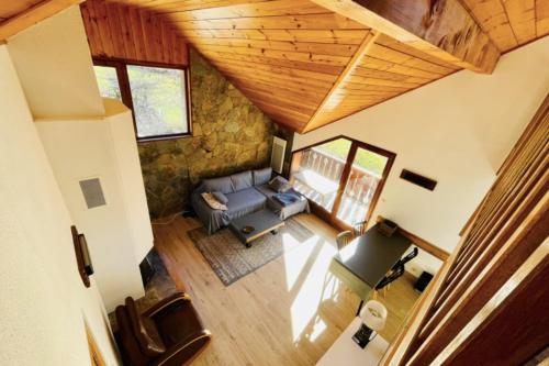 - un salon avec un canapé bleu dans l'établissement Nice apartment with 2 balconies and view, à La Salle Les Alpes