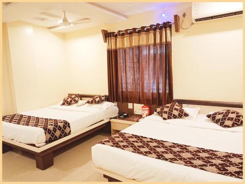 Ảnh trong thư viện ảnh của SHIRDI Hotel Sai Bala G Near Shri Sai Baba Temple - Fully Air Conditioned & Well Decorated Rooms - #Restaurant #Lift #Wi-fi #Parking Facilities - A Premium Hotel In SHIRDI ở Shirdi