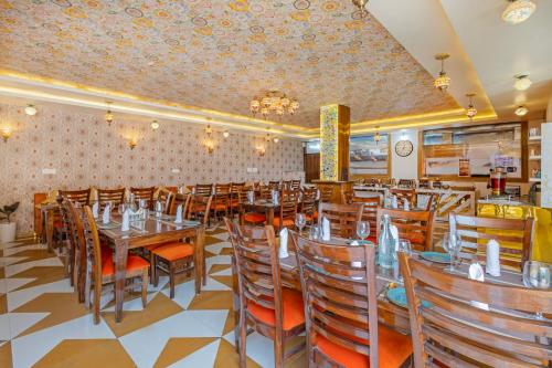 Sterling Kastoori Rudraprayagにあるレストランまたは飲食店