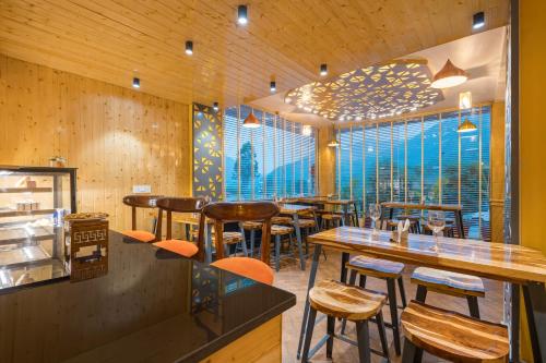 Sterling Kastoori Rudraprayagにあるレストランまたは飲食店
