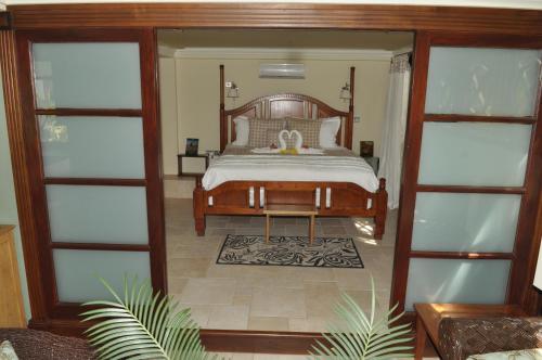 Una cama o camas en una habitación de Villa C'est La Vie