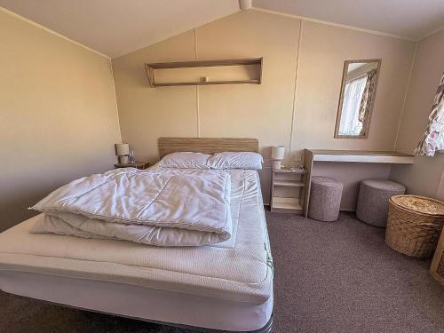 Katil atau katil-katil dalam bilik di Lovely 6 Berth Caravan With Side Decking On Pakefield Holiday Park Ref 68032B