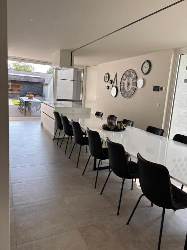 a kitchen and dining room with a table and chairs at Time 4 Time in Roesbrugge-Haringe