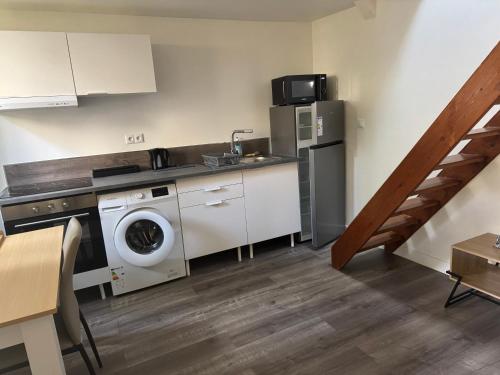 une cuisine avec un lave-linge et un réfrigérateur dans l'établissement Logements Entier, au Havre