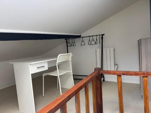 - un bureau et une chaise dans la chambre dans l'établissement Logements Entier, au Havre