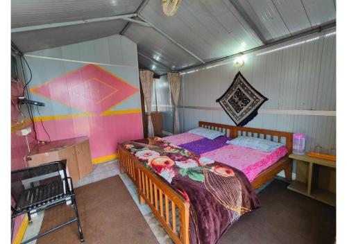 Postel nebo postele na pokoji v ubytování Himvadi Resorts Kausani