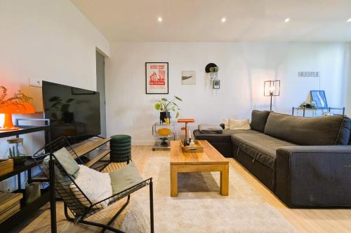 un salon avec un canapé et une table dans l'établissement Bright apartment near the beach, à Toulon