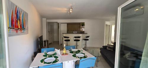 une cuisine et un salon avec une table et des chaises dans l'établissement Comfortable apartment near the sea, à Sainte-Maxime