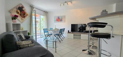 un salon avec un canapé et une table dans l'établissement Comfortable apartment near the sea, à Sainte-Maxime