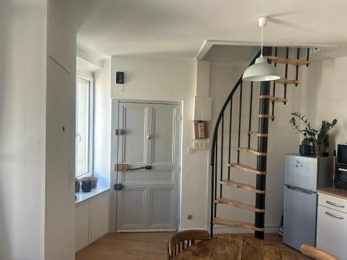 un couloir avec un escalier en colimaçon dans une maison dans l'établissement Appartement centre ville, à Vienne