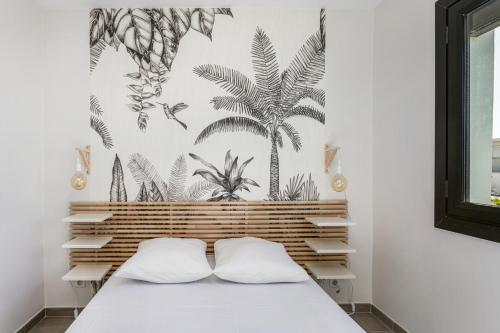 - une chambre avec un lit recouvert de palmiers dans l'établissement appartement face à la mer avec parking, à Palavas-les-Flots