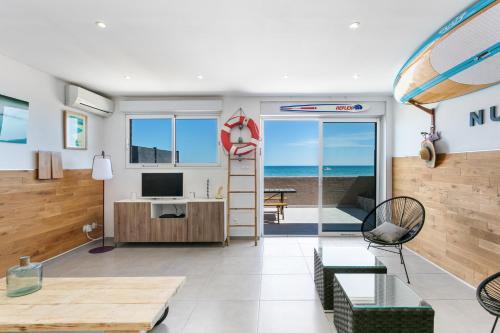 un salon avec vue sur l'océan dans l'établissement appartement 1ère ligne face à la mer, à Palavas-les-Flots