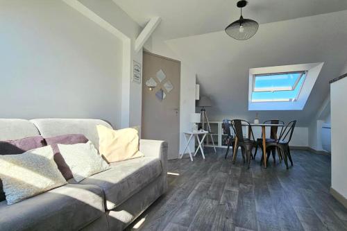un salon avec un canapé et une table dans l'établissement Apartment for 4 - near hypercentre, à Vannes