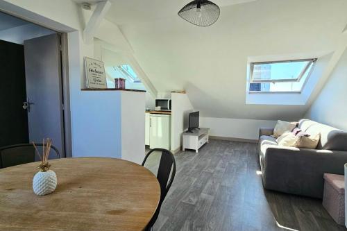 un salon avec une table et un canapé dans l'établissement Apartment for 4 - near hypercentre, à Vannes