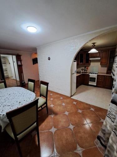 Kuchyň nebo kuchyňský kout v ubytování Подобова оренда квартири, Чорноморськ Паркова вулиця , 16