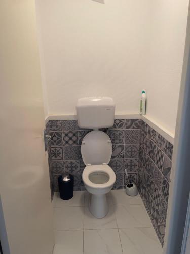 a bathroom with a white toilet in a room at La légende Men Marz 1er étage- Centre-ville Brignogan-Plages , 300 m des plages in Brignogan-Plages