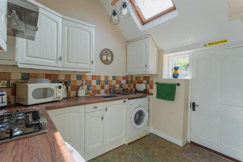 Kuchyň nebo kuchyňský kout v ubytování Cosy 2 bedroom Cotswold cottage