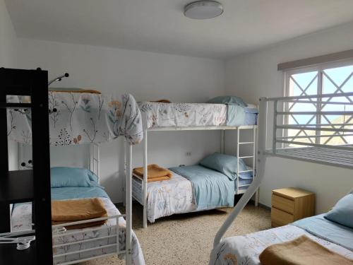 a room with two bunk beds and a window at Guesthouse Los Geranios in Mocanal