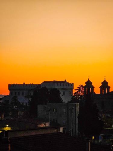 a city skyline with a sunset in the background at La dolce vita Giove apartment in Giove