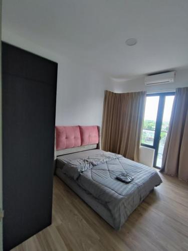 Ένα ή περισσότερα κρεβάτια σε δωμάτιο στο Kuching P Residence Apartment Batu Kawa