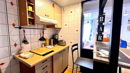 - une petite cuisine avec une table et un comptoir dans l'établissement Petit studio en centre ville, à Clermont-Ferrand