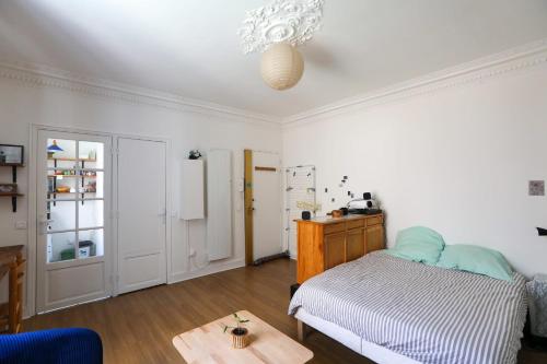 Bright studio 10 minutes by subway from Paris