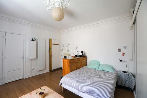 une chambre avec un lit et une table dans l'établissement Bright studio 10 minutes by subway from Paris, à Pantin