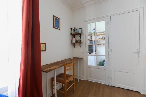 un bureau avec un bureau et un placard dans l'établissement Bright studio 10 minutes by subway from Paris, à Pantin