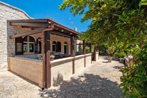 un edificio con un asteryasteryasteryasteryasteryasteryasteryasteryasteryasteryasteryastery en Villa Bellocchio, en Locorotondo