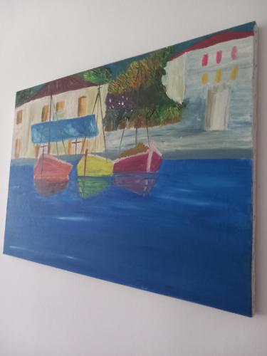 Dos barcos en un cuadro en una pared en Eleni's, en Sarandë