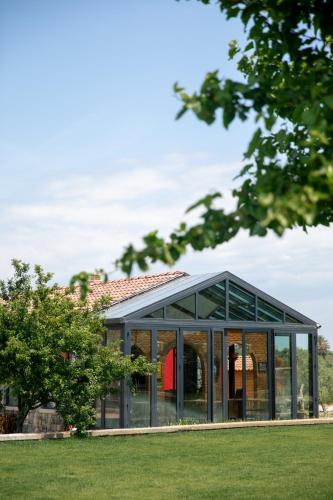 a glass house with a roof at Gadura Kır Evleri Urla in Urla