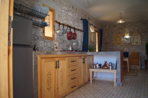 Η κουζίνα ή μικρή κουζίνα στο Le Petit Kaouki 1 bedroom with private garden