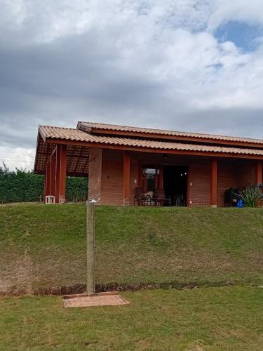 a house with a fence in front of it at Vinhedos da Serra com Ar quente e frio até 5 pessoas in Espirito Santo Do Pinhal