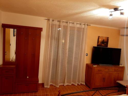 Μια τηλεόραση ή/και κέντρο ψυχαγωγίας στο Lavandula Apartment